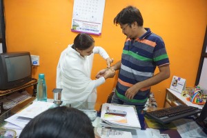 Dainik bhasker Editer Vipul Gupta  Ko Rakhi Bandhate Huye Bk Samiksha DD 